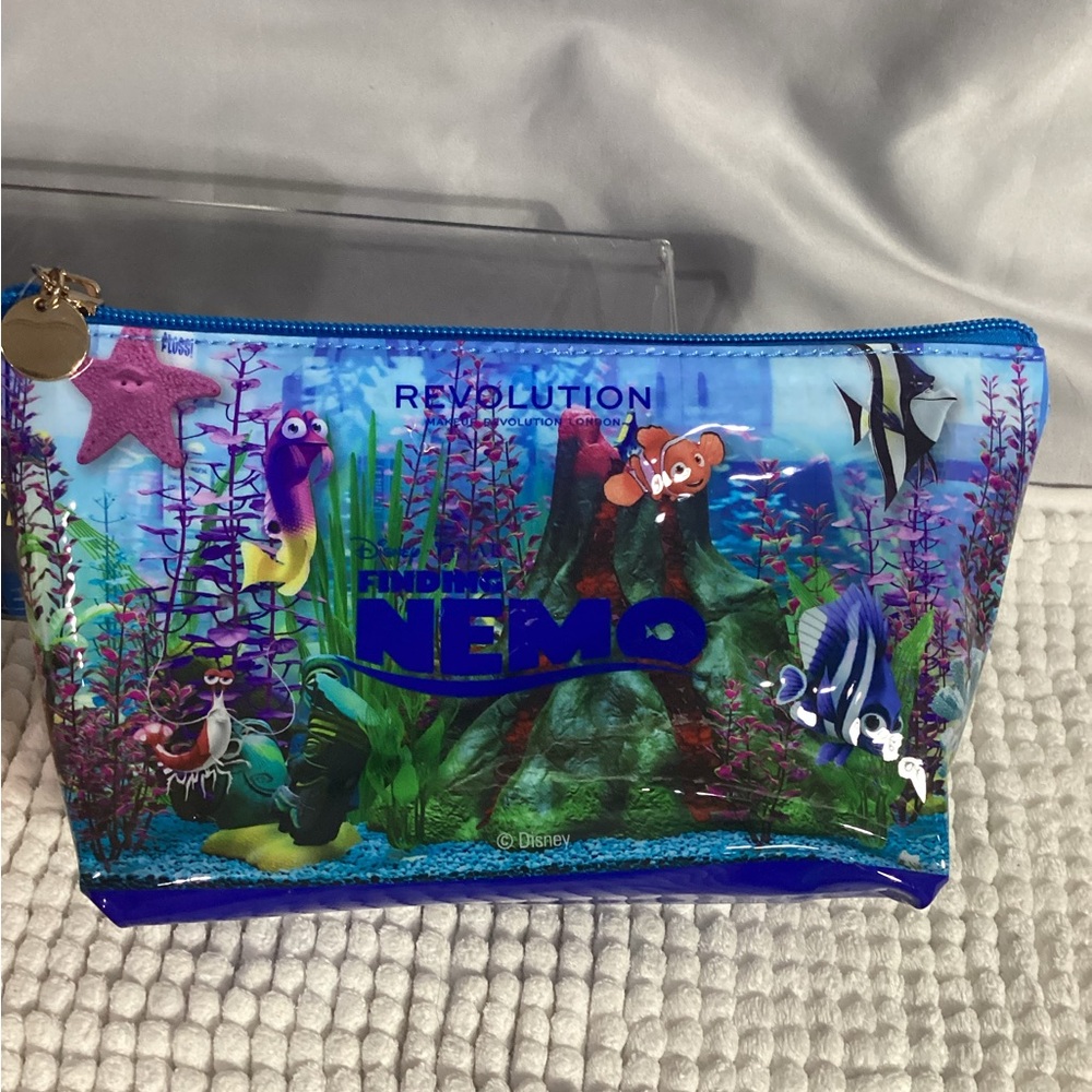 I Heart Revolution Disney Pixar Nemo Cosmetic Bag, Brush Set + 3pc Palettes NEW - Picture 10 of 14